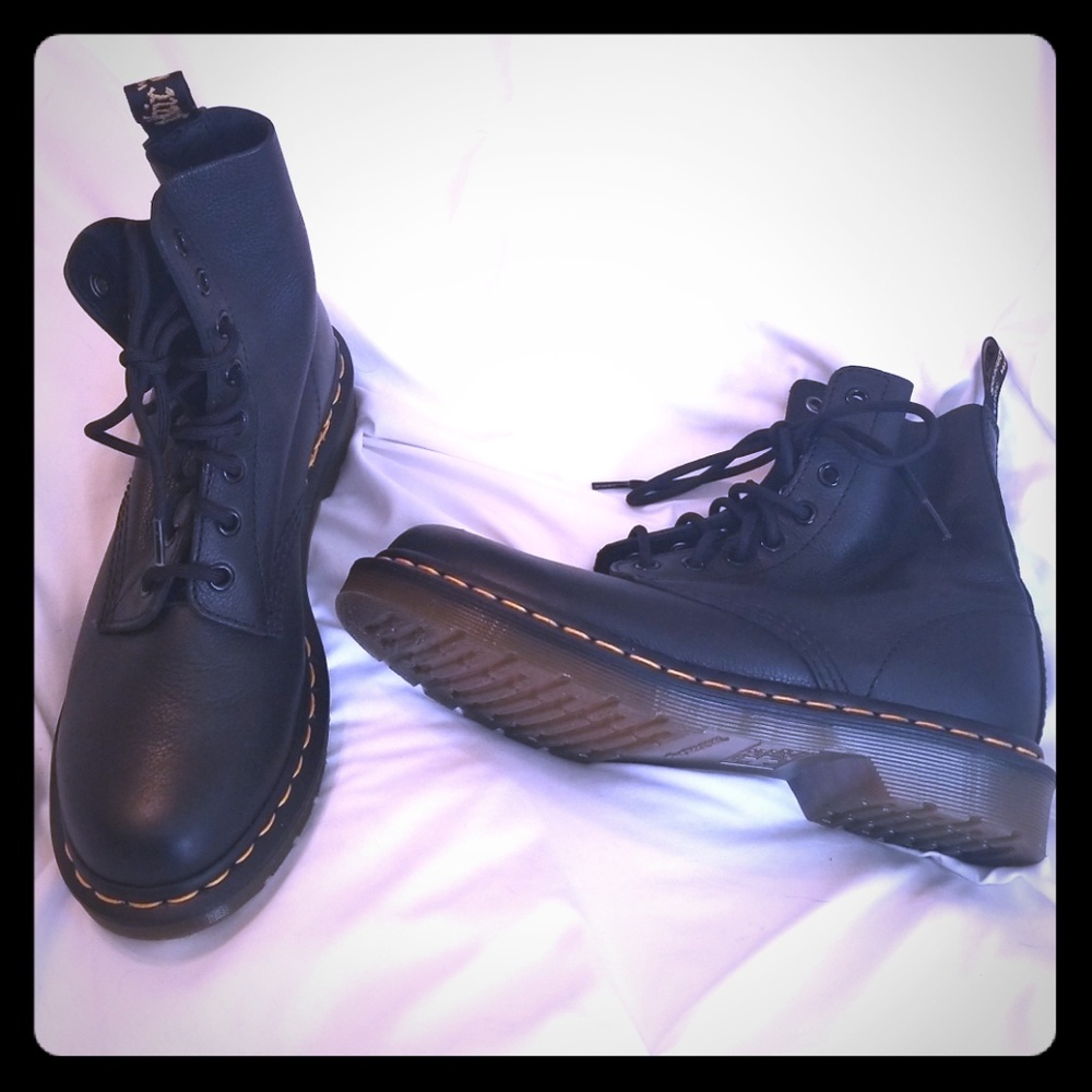 NWOT Dr. Martens Pascal black women sz 8